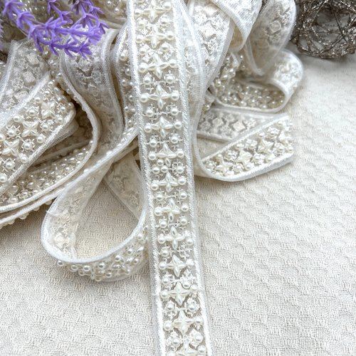 Galon brodé ivoire avec perles – 2 cm x 2,5 mètres – réf. rkoh203