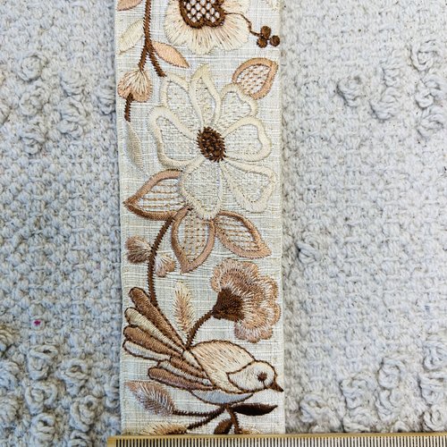 Galon brodé fleurs et oiseaux nacrés beige crème – 5 cm x 2 mètres – réf. rbhat216