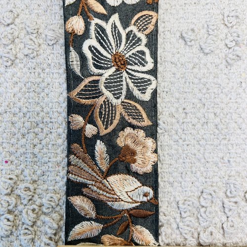 Galon brodé fleurs et oiseaux nacrés vert militaire – 5 cm x 2 mètres – réf. rbhat217