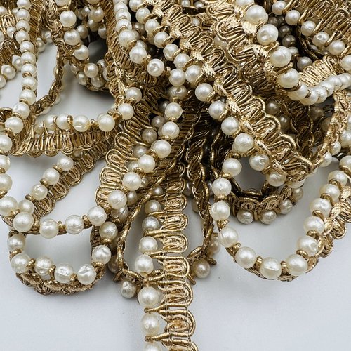 Galon doré à perles nacrées et strass – 1 cm x 2,5 mètres – réf. rkoh204