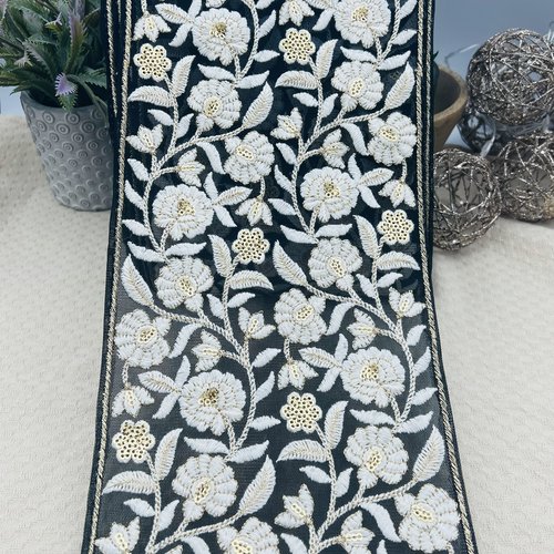 Galon brodé floral blanc et doré sur fond noir transparent – 2,5 mètres – réf. gapta78b