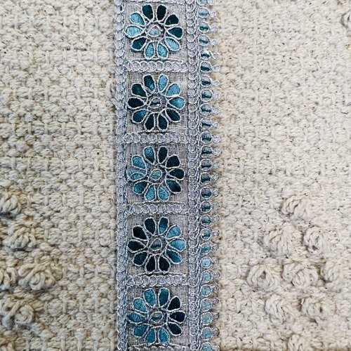 Galon argenté marguerite bicolore bleu turquoise – 3,5 cm x 2,5 mètres – réf. rbhat97