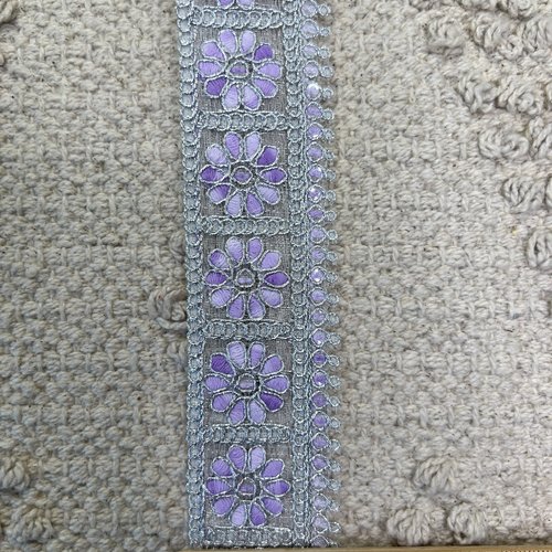 Galon argenté marguerite bicolore violet mauve – 3,5 cm x 2,5 mètres – réf. rbhat98