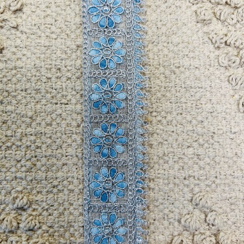 Galon argenté marguerite bicolore bleu – 3,5 cm x 2,5 mètres – réf. rbhat99