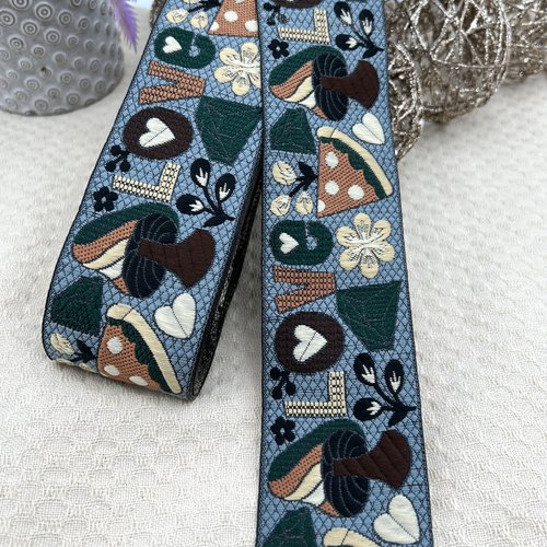 Galon brodé love champignons & fleurs bleu givré – 5 cm x 2,5 mètres – réf. gapta26