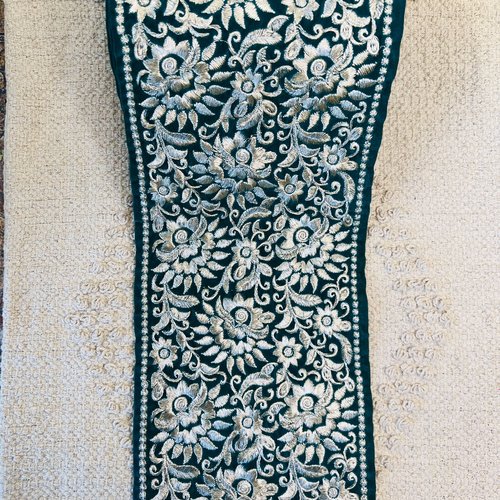 Galon large vert en velours brodé argenté – 17 cm x 2,5 mètres – réf. rbhat136