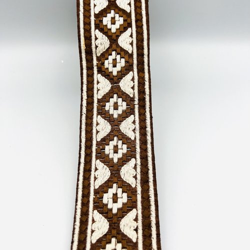 Galon graphique marron chocolat à motifs géométriques blancs – 5 cm x 2,5 mètres – réf. gapta49