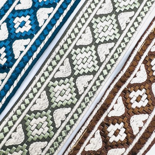 Galon graphique vert sauge à motifs géométriques blancs – 5 cm x 2,5 mètres – réf. gapta50