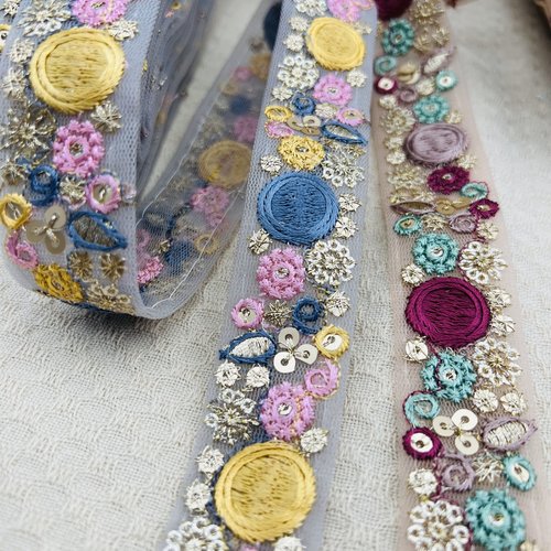 Galon brodé bleu jaune à mini sequins dorés – 2,5 cm x 2,5 mètres – réf. gapta10