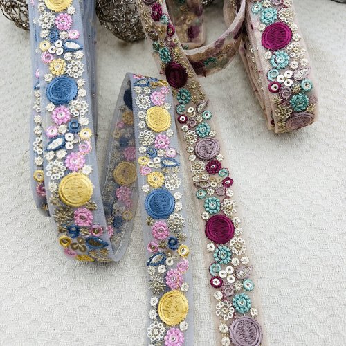 Galon brodé mauve vert à mini sequins dorés – 2,5 cm x 2,5 mètres – réf. gapta11