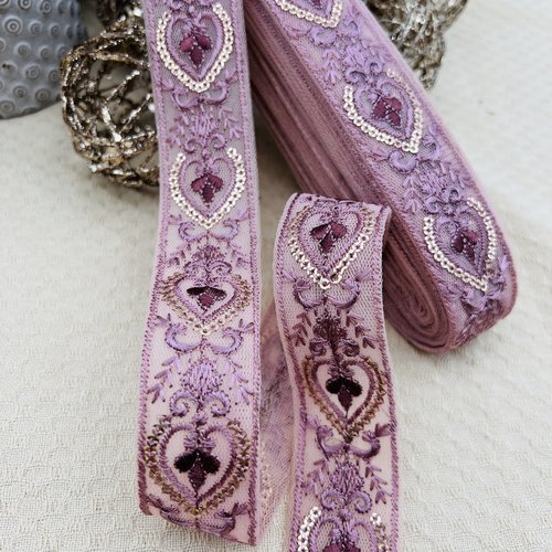 Galon brodé baroque rose mauve à sequins dorés – 3 cm x 2,5 mètres – réf. gapta30