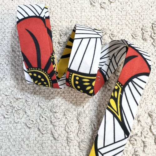 Biais en pagne africain wax rouge – 2 mètres x 2,5 cm – réf. biaisshani1