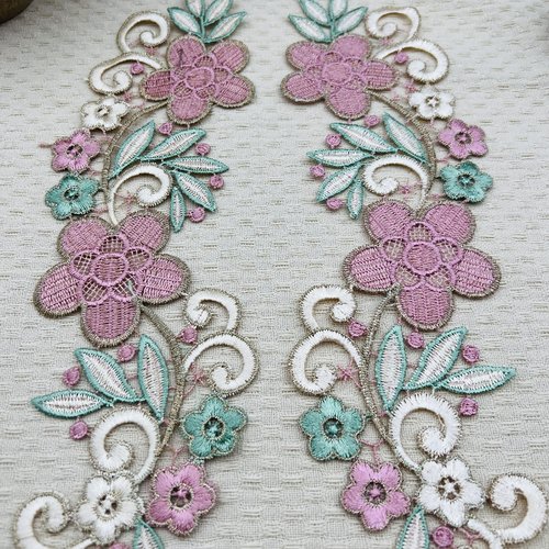 Lot de 2 guipures en dentelle rose et vert – 8,5 x 26 cm – réf. paym1112