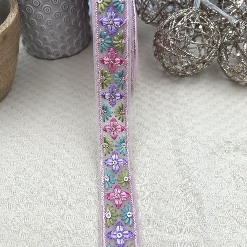 Galon brodé floral multicolore fond rose – 2,5 cm x 2,5 m – réf. gapta79