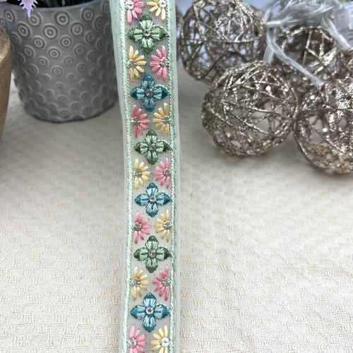 Galon brodé floral multicolore fond vert amande – 2,5 cm x 2,5 m – réf. gapta80