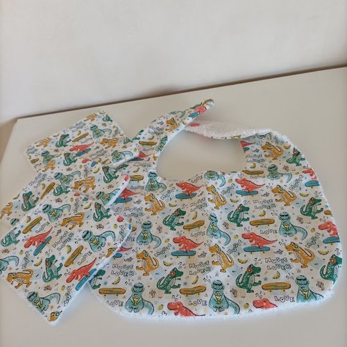 Bavoir + lingettes bébé