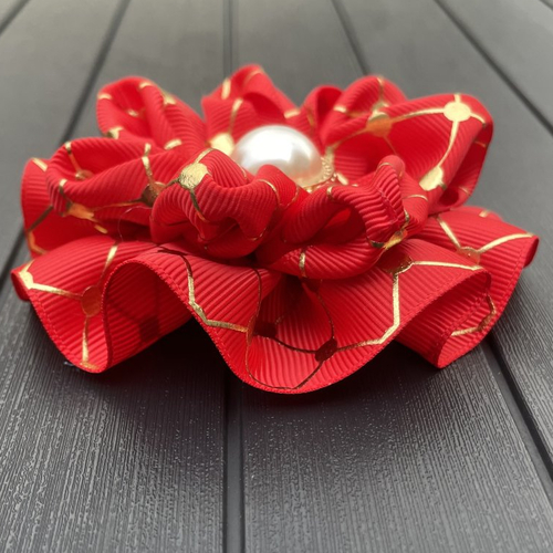 Carmen - pince pour cheveux ornée d'une fleur en ruban rouge sublimé par un imprimé graphique doré