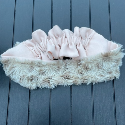 All around leo - bandeau versatile en crêpe satin mat rose pâle et fausse fourrure léopard tendance