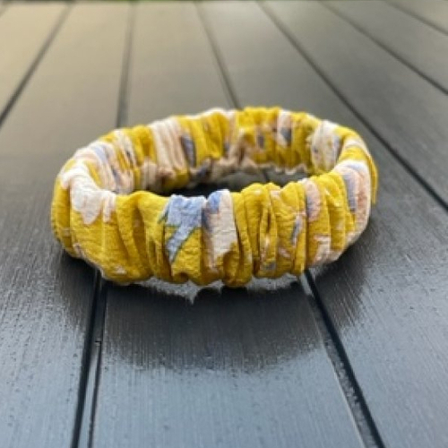 Lemon pie skinny - chouchou fin en crêpe jaune avec les fleurs bleus recyclé