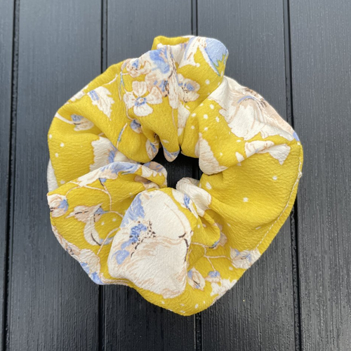 Lemon pie - chouchou en crêpe jaune aux fleurs bleues recyclé