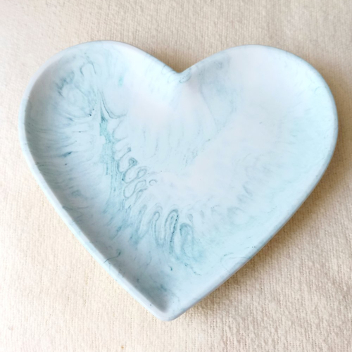 Coupelle coeur marbré vert pour bijoux en jesmonite