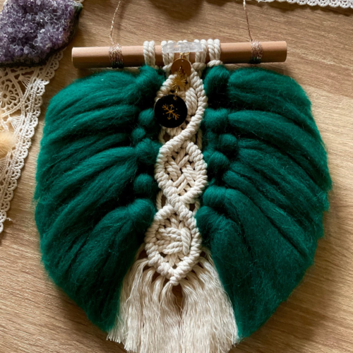 Plume talisman de protection « auréa » – tissage macramé, laine mérinos, sigil énergétique