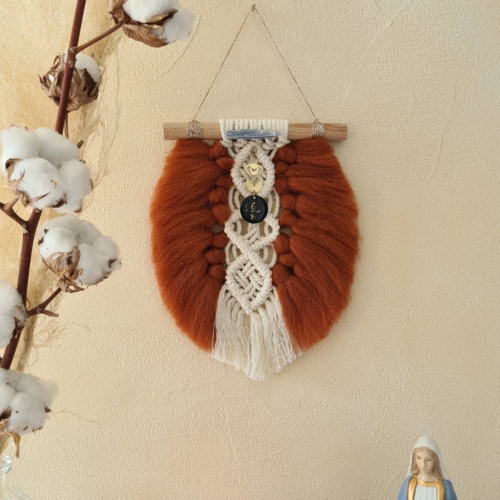 Plume talisman de protection « auréa » – tissage macramé, laine mérinos terracotta, sigil énergétique