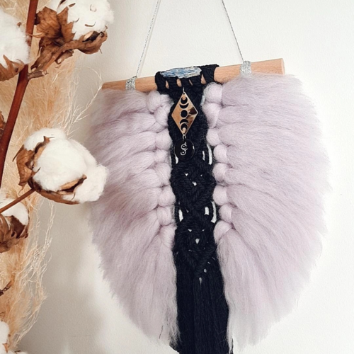 Plume talisman de protection « auréa » – tissage macramé, laine mérinos grise, sigil énergétique