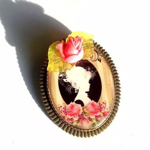 Broche "petite marquise et sa rose" - cabochon ovale en résine sur support en métal bronze
