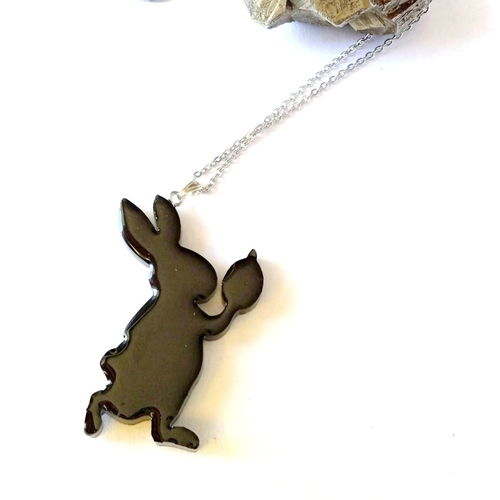 Collier "l'ombre du lapin"  résine noire et chaine acier inoxydable, personnalisable sur commande