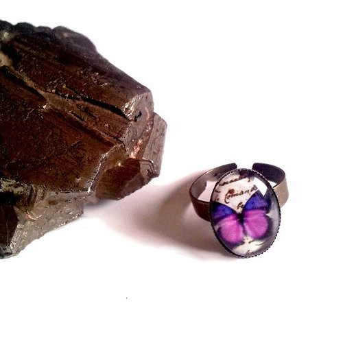 Bague "papillon violet", bague bronze et cabochon en verre ovale 18mm
