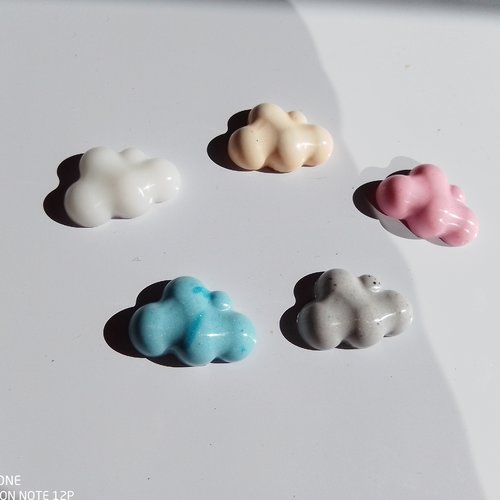 Magnet x2 : petits nuages au choix en résine, fait main