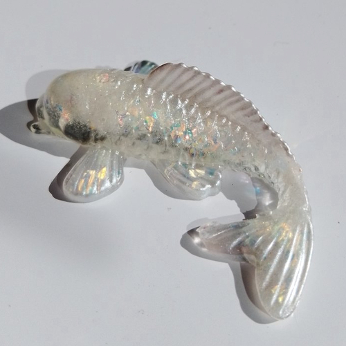 Magnet "carpe", en résine fait main, blanche et transparente