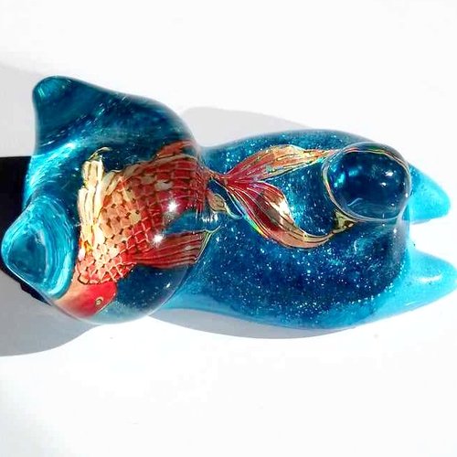 Magnet chat 1, motif. "carpe koï", en résine fait main, pièce unique