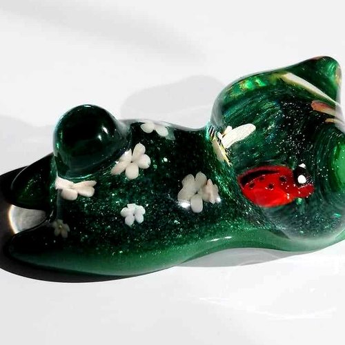 Magnet chat 1, motif. "petit jardin", en résine fait main, pièce unique