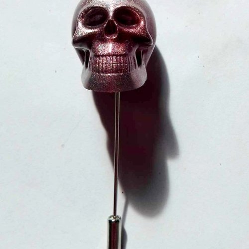 Fibule tête de mort, en résine fait main, rose irisée