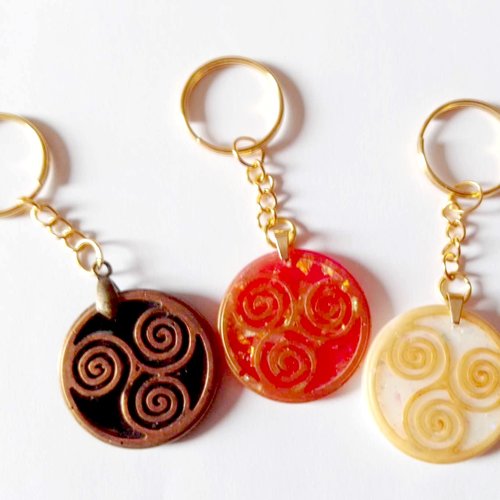 Porte clef en résine fait main, triskel blanc pailleté et doré