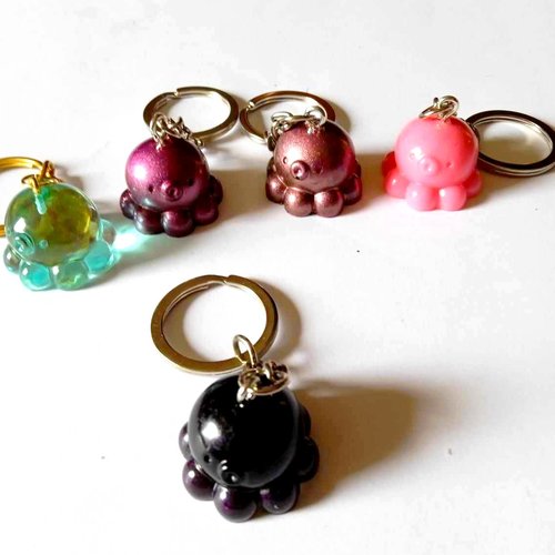 Porte clef en résine fait main, poulpe kawaii violet foncé