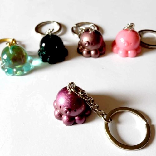 Porte clef en résine fait main, poulpe kawaii violet