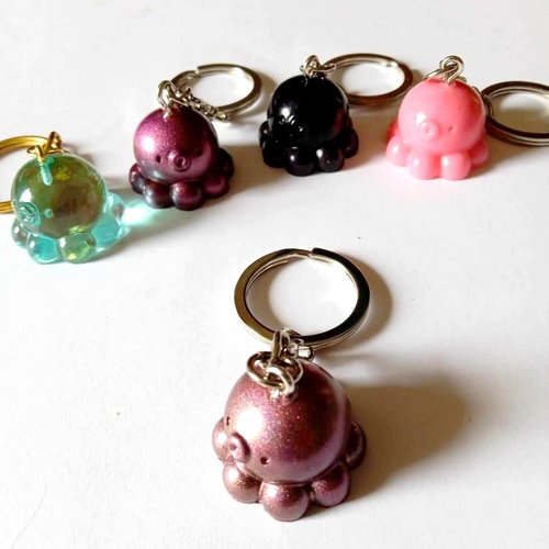 Porte clef en résine fait main, poulpe kawaii parme