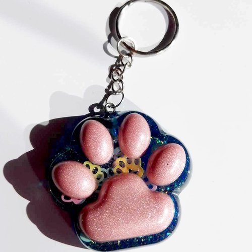 Porte clef en résine fait main, pâte de chat / chien bleue