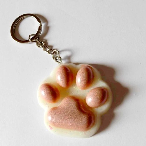 Porte clef en résine fait main, pâte de chat / chien blanche et rose