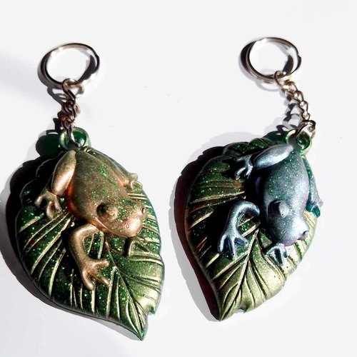 Porte clef en résine fait main, grenouille cuivrée
