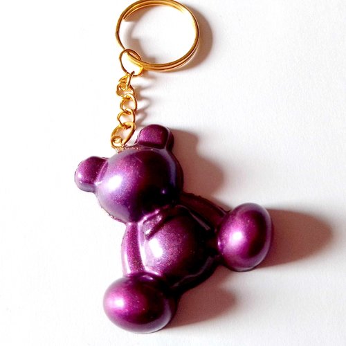 Porte clef en résine fait main, ours violet métallisé