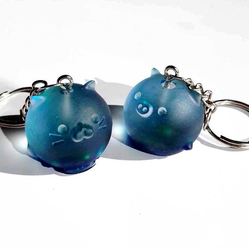 Porte clef en résine fait main, "petbubble" cochon givré bleu