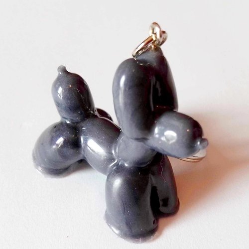 Porte clef en résine fait main, chien ballon violet ! juste indispensable