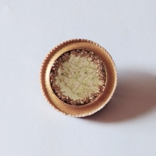 Broche ronde "evasion", en résine fait main représentant une vieille carte