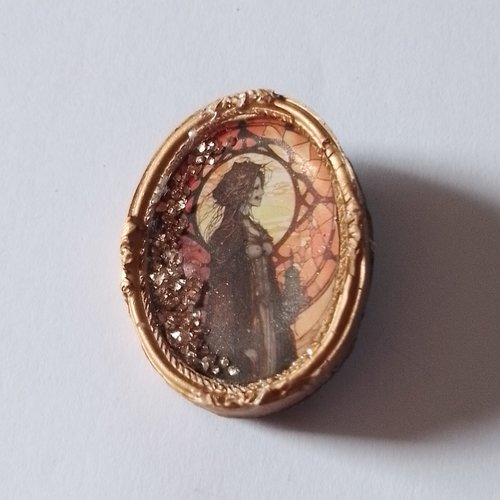 Broche ovale "femme au caouchon", en résine fait main