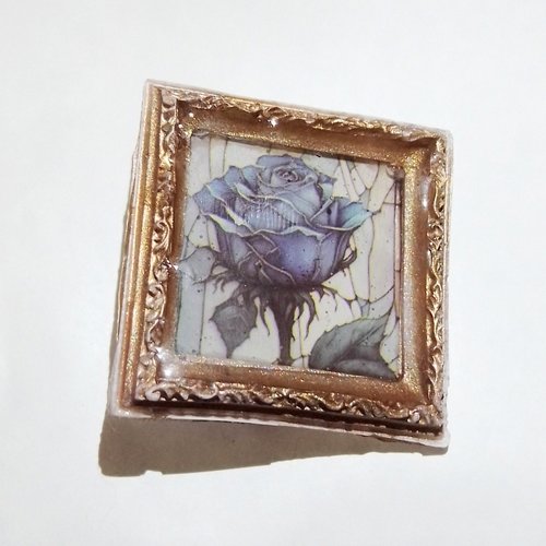 Broche carrée "fleur bleue", en résine fait main représentant une rose bleue façon vitrail