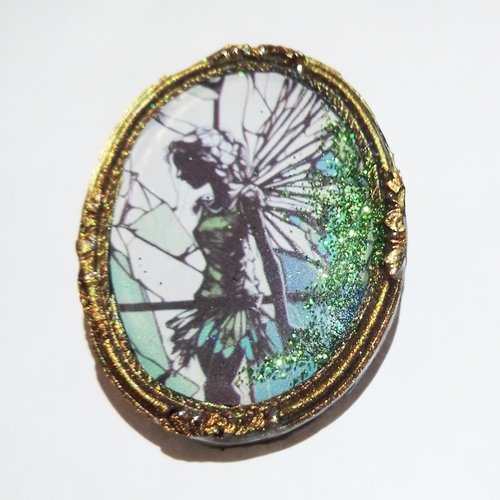 Broche ovale "fée des sous bois", en résine fait main représentant une petite fée